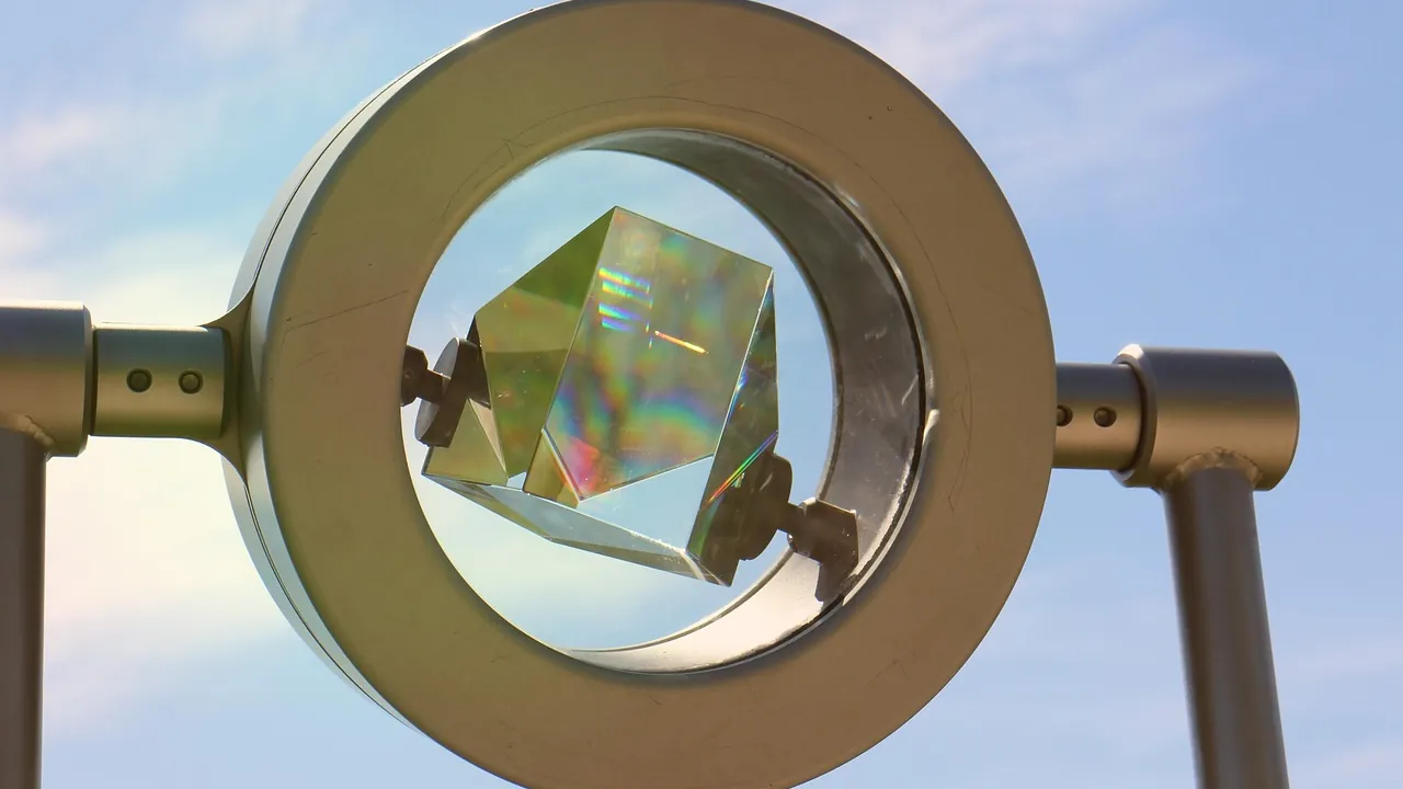 Prisme de verre monté dans un anneau, décomposant la lumière du jour