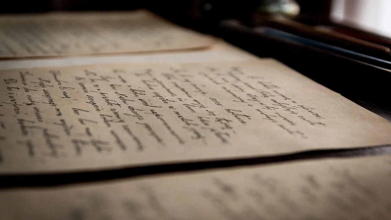 Page manuscrite à l’encre, éclairée de biais